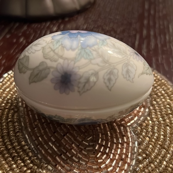 RARE WEDGWOOD EGG TRINKET BOX - Picture 3 of 9
